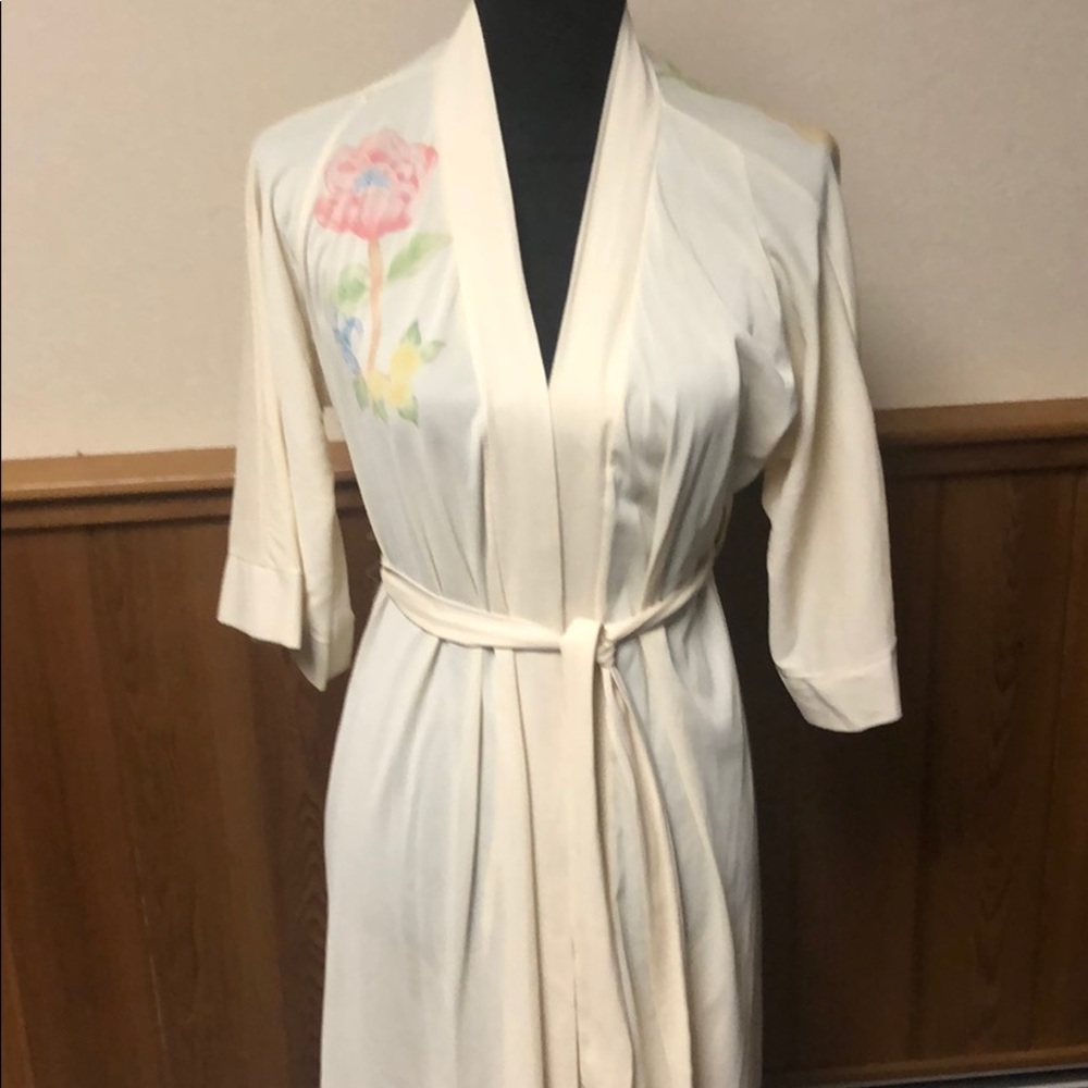 Beautiful vintage 3/4 sleeve robe
